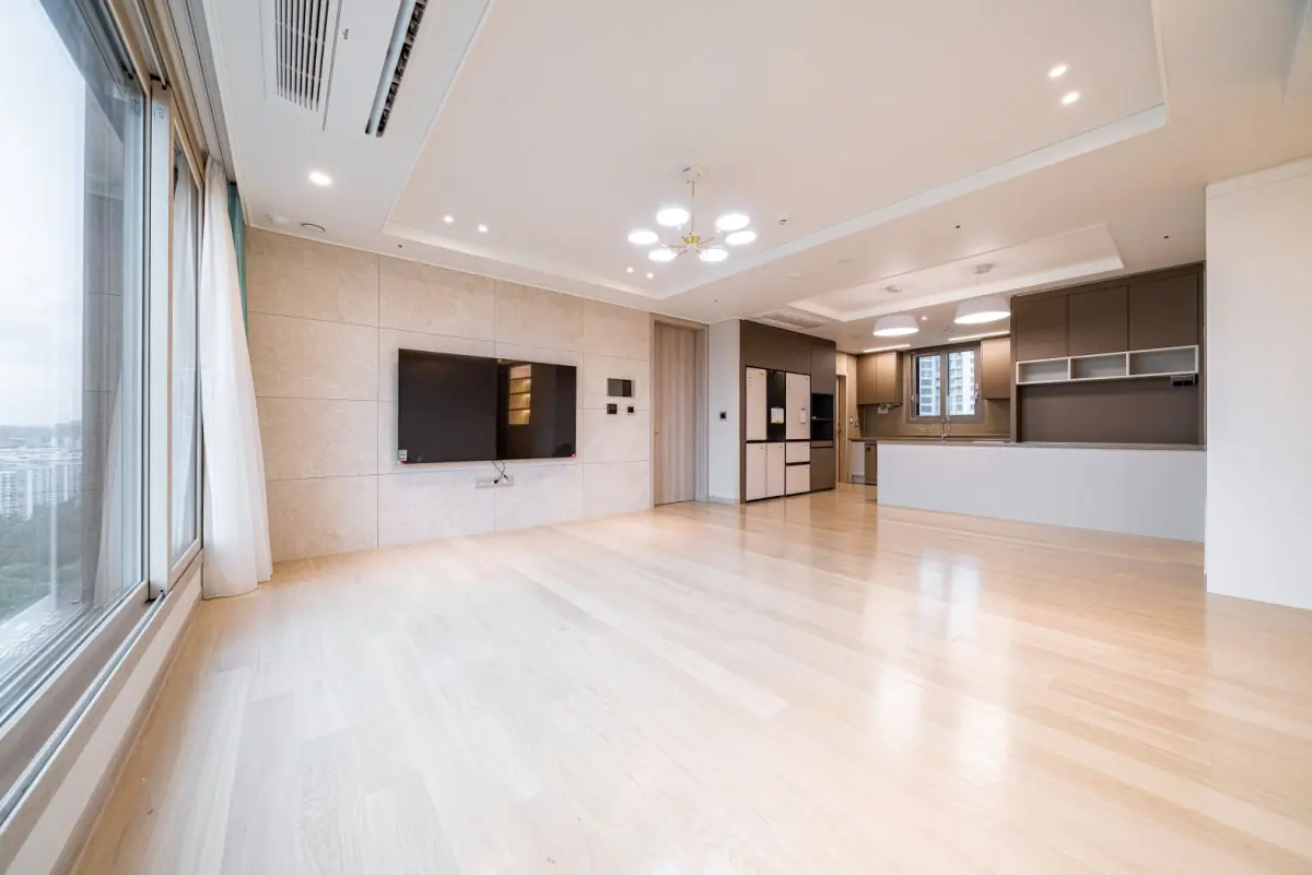 탁 트인 개방감의 58평 모던 거실 인테리어